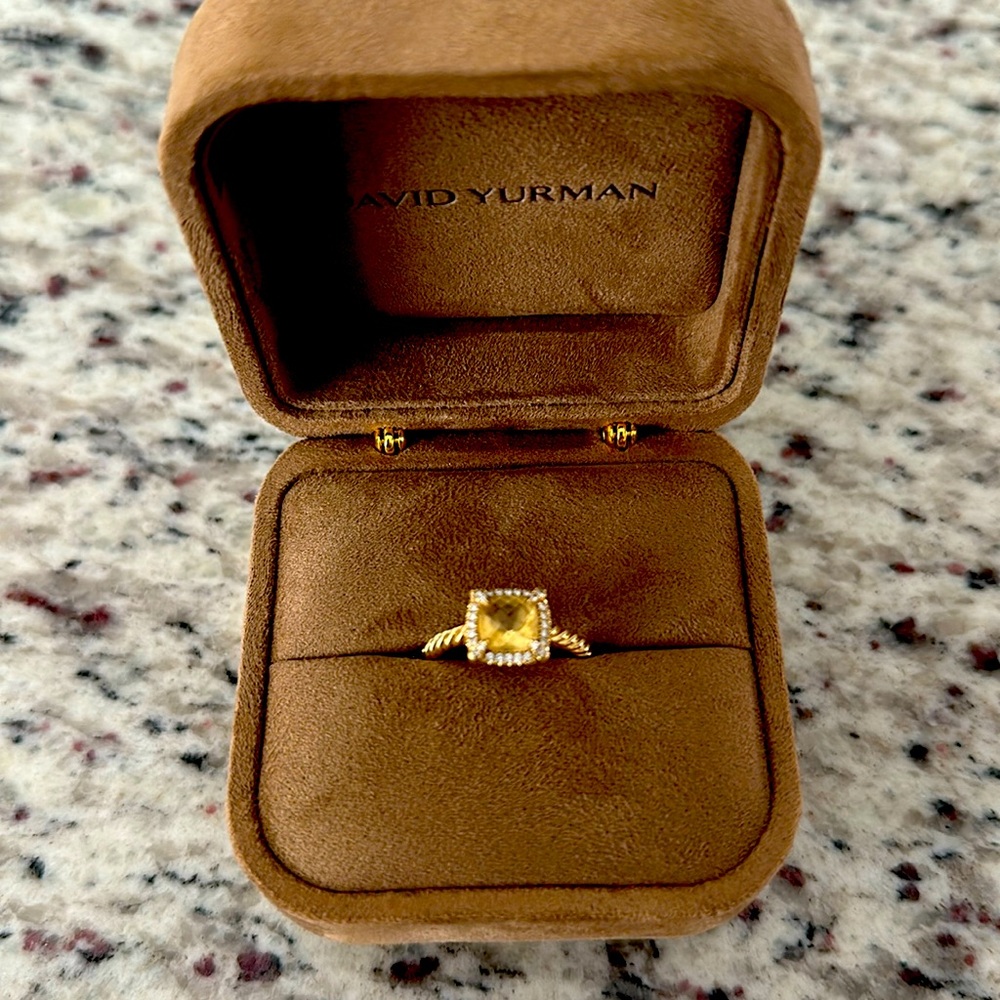 DY 18K Yellow Gold with Champagne Citrine and Diamonds.
Less than a 1yr old.